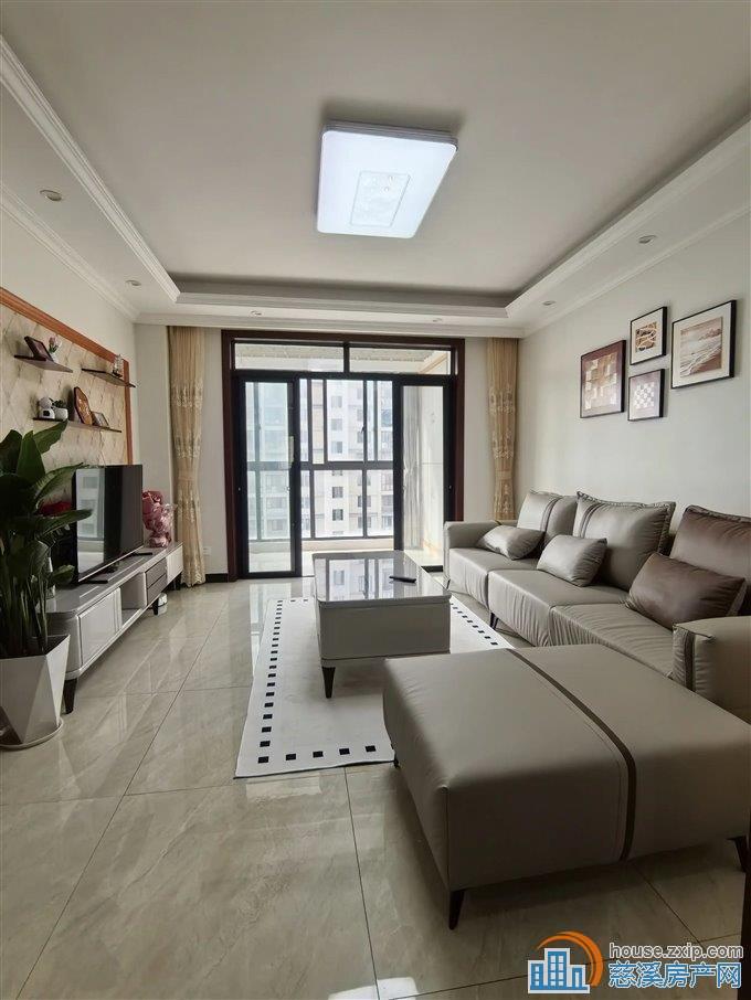 明月佳苑 精装没怎么住过 带车位杂物间