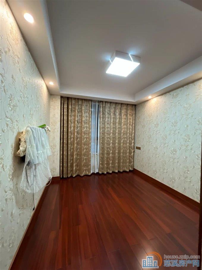 上笆里花苑 精装137平方120万车位