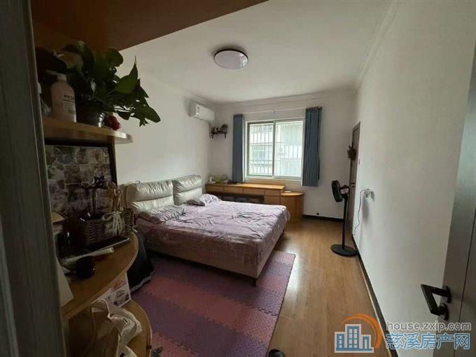 金山新村西区3楼76平精装两年83万