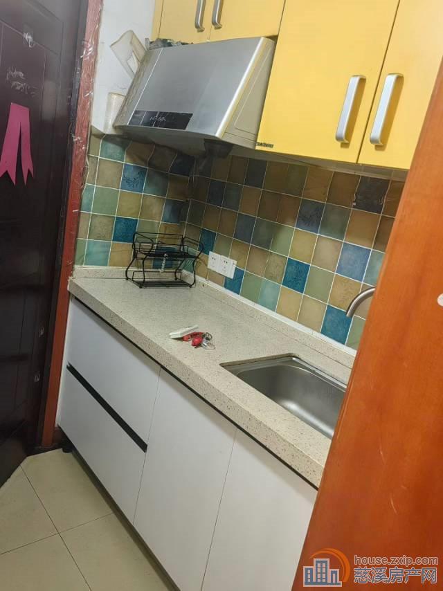 中央大厦朝南1500元