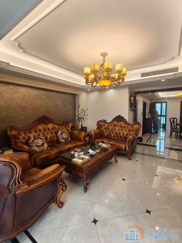 银桂苑洋房137平中间层带车位精装大露台