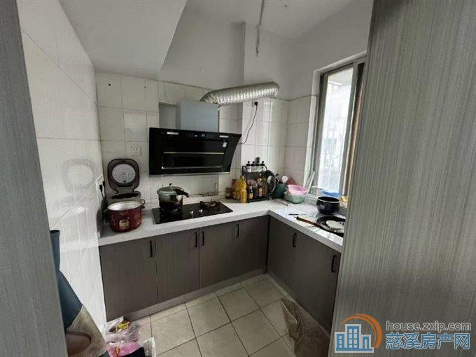 金山新村西区3楼76平精装两年83万