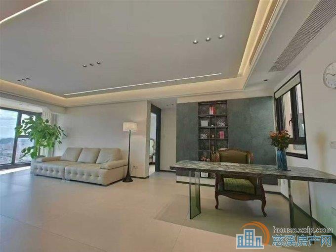 天誉华府111平精装满2年208万