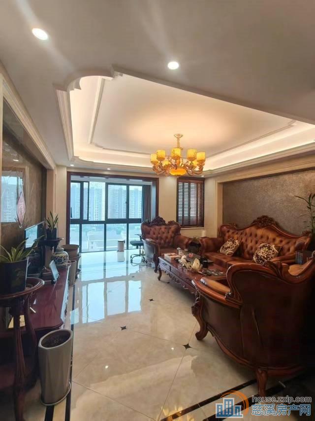 银桂苑洋房137平中间层带车位精装大露台