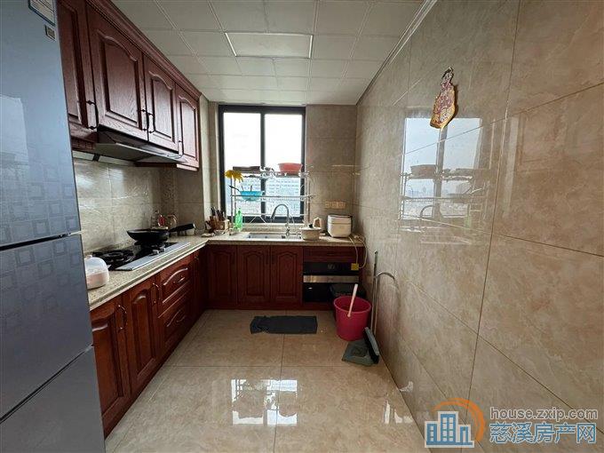 新城大道旁银桂苑136平168万带车位