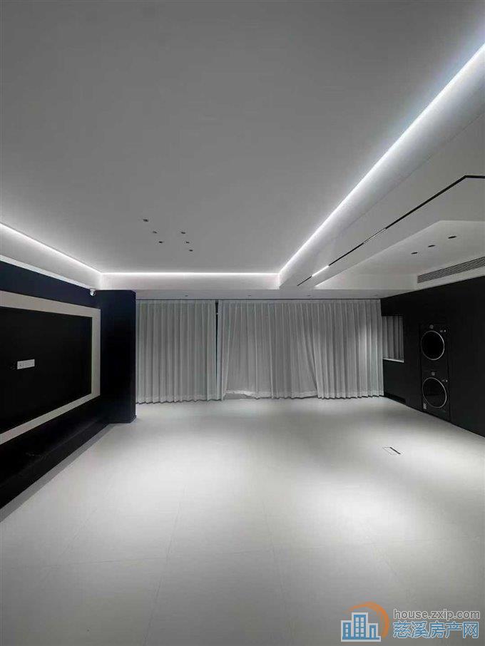 万固西区143平中上楼层全新精装带车位直