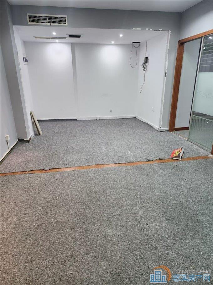 中央大厦朝南两间100平2900元包物业