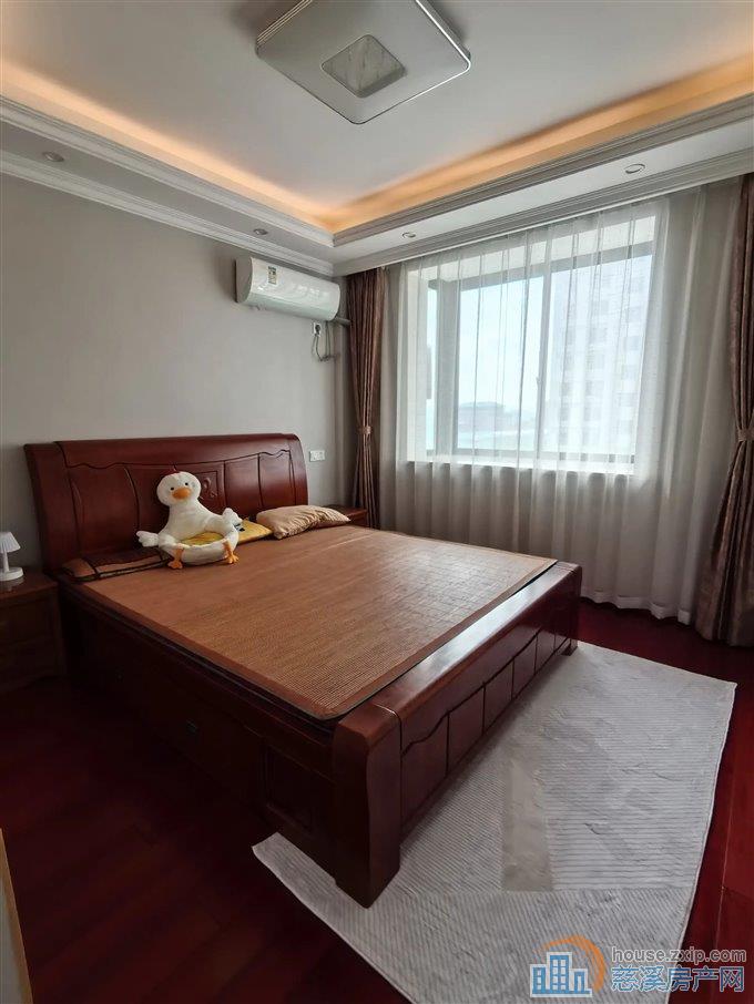 明月佳苑 精装没怎么住过 带车位杂物间