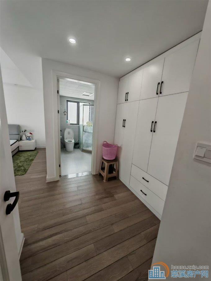 保利天悦湾160平三房二厅二卫装修清爽