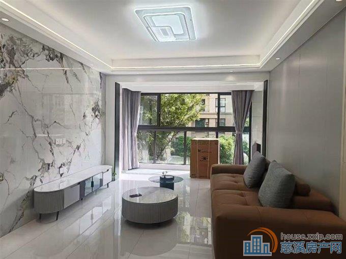 江南大院130平四室二卫全新精装带双车位