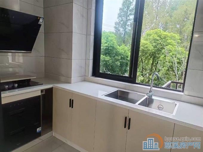 江南大院130平四室二卫全新精装带双车位