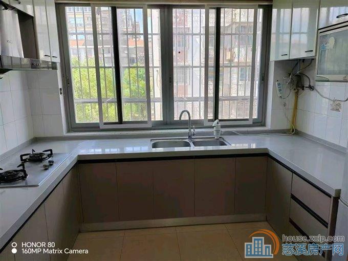 孙塘新村 三楼 151平送30平大车库