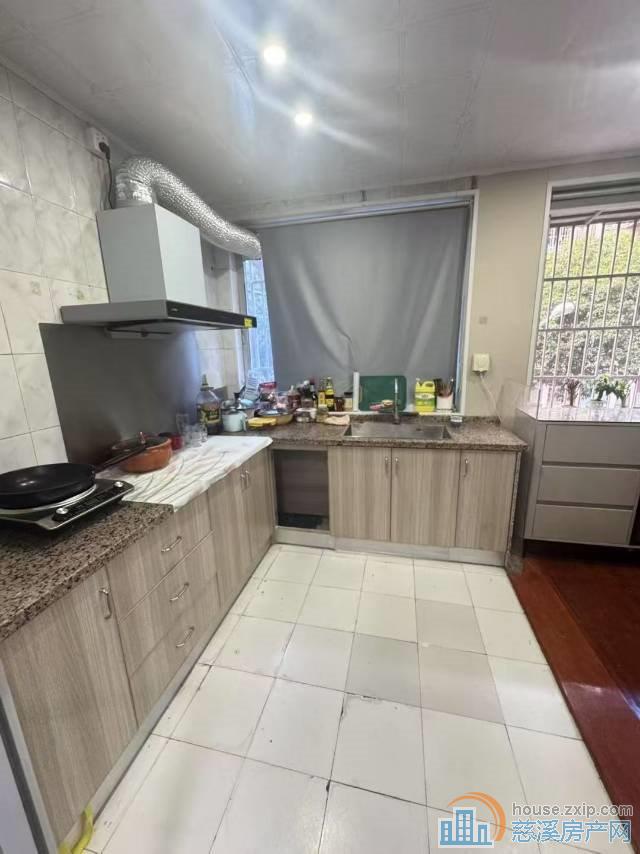 新城中心车库上面的1楼89平精装93万