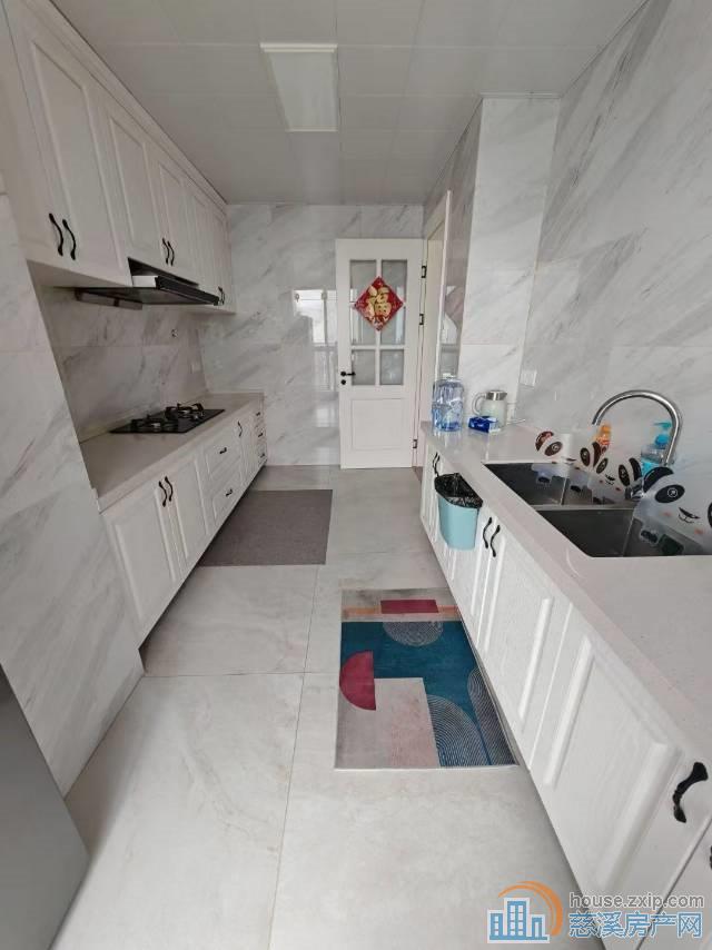 保利天悦湾160平三房二厅二卫装修清爽