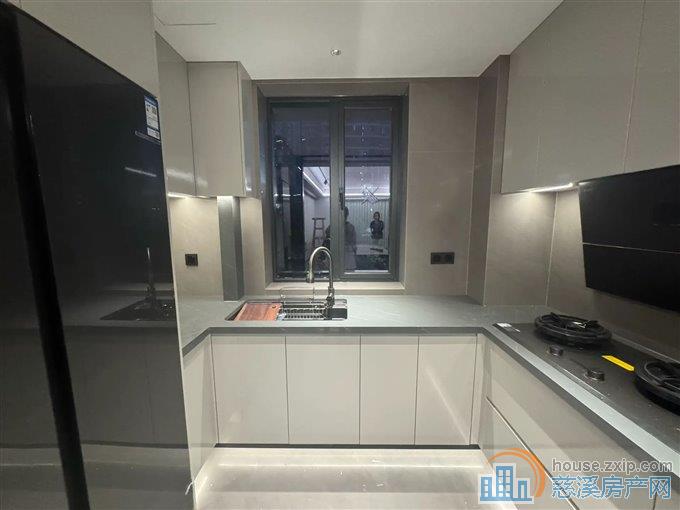 万固143平四开间，全新豪华装修288万