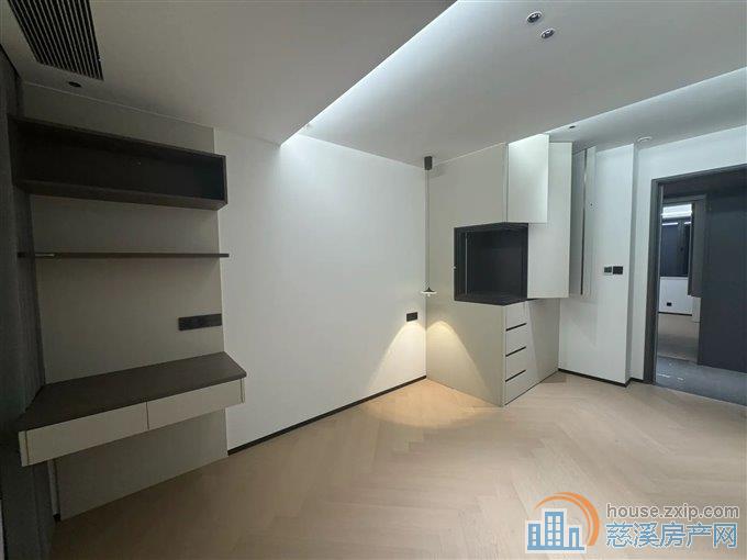 万固143平四开间，全新豪华装修288万