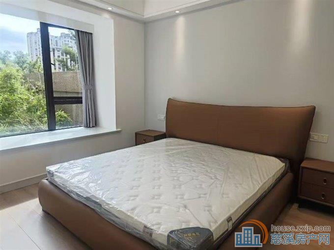 江南大院130平四室二卫全新精装带双车位