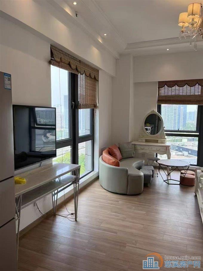 海泊中心一室一卫一厅边套57平豪装