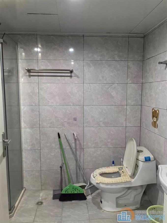 中央大厦南楼多套精装朝南1600元/月