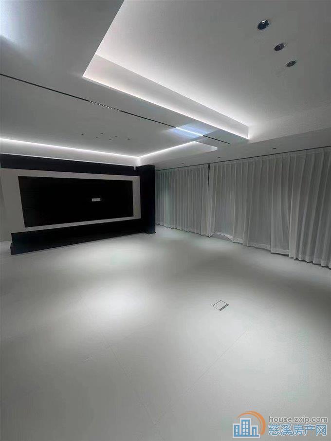 万固中上楼层四开间朝南全新精装直接钥匙在