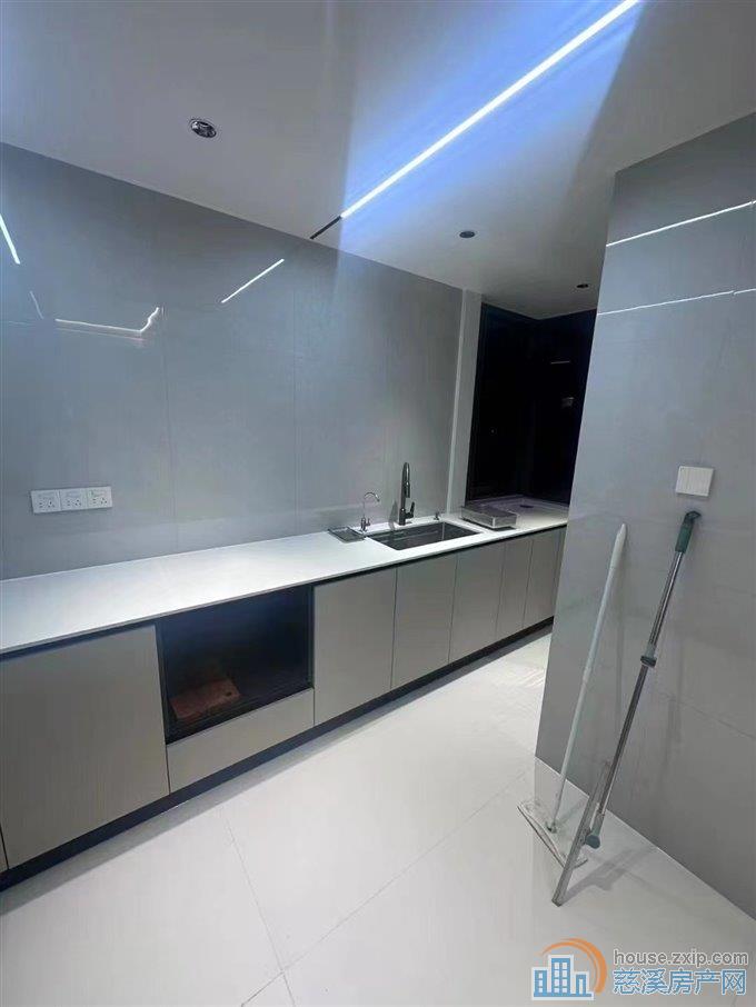 万固中上楼层四开间朝南全新精装直接钥匙在