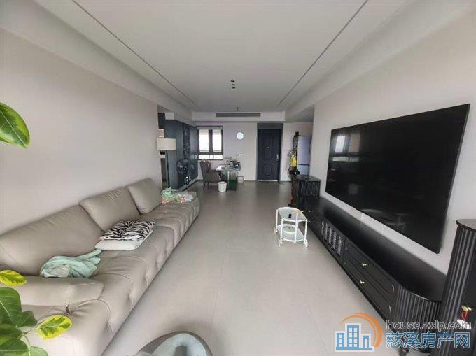 天誉华府111平方精装二年220万