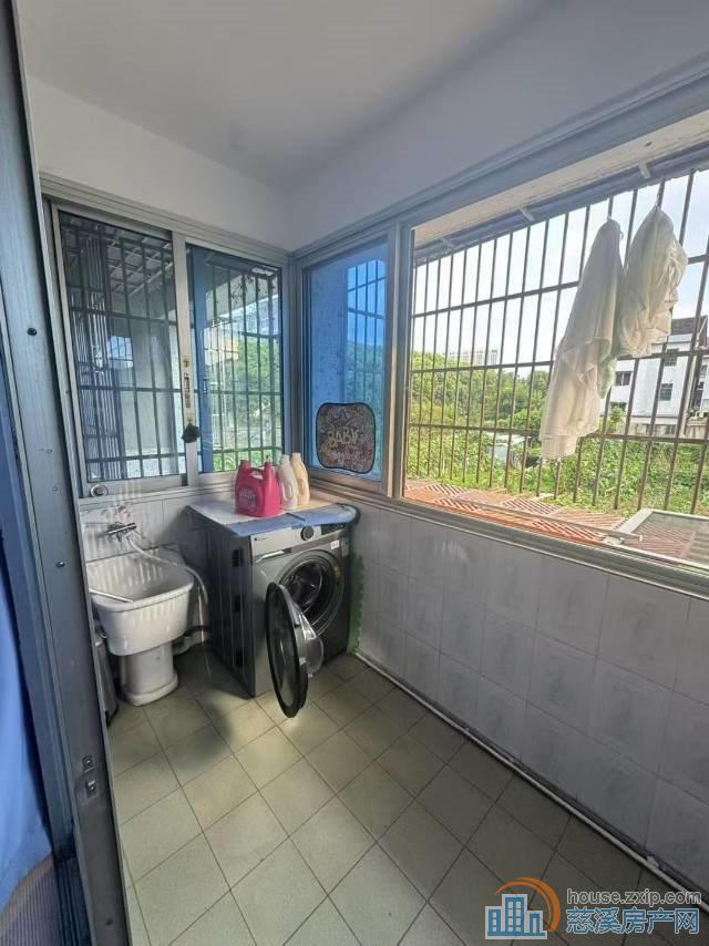 新城中心车库上面的1楼89平精装93万