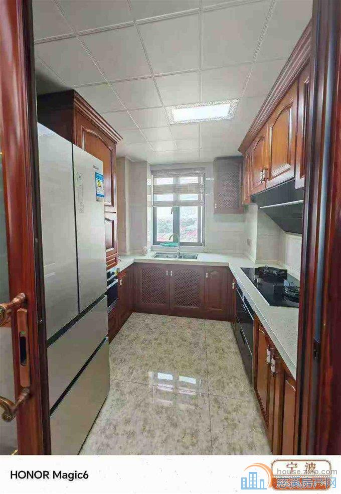 白金湾135平朝南三间南北通精装