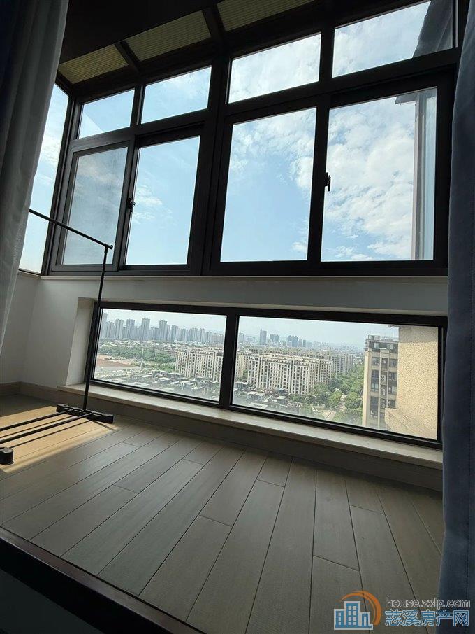 金仕华庭精装3房带阳光房拎包入住155万