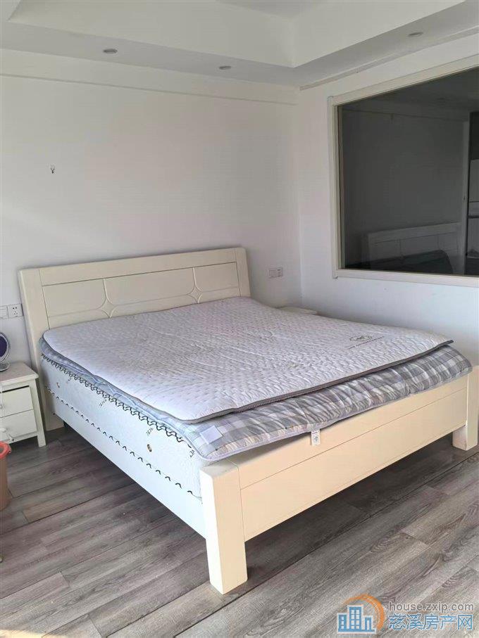 中央大厦南楼多套精装朝南1600元/月