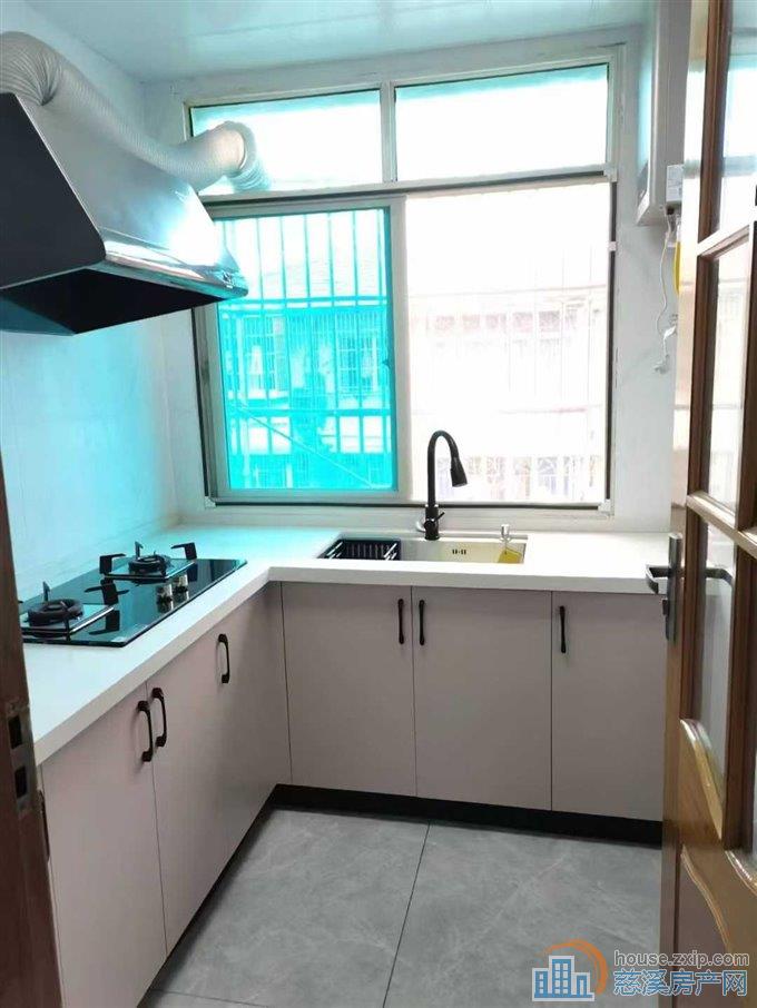 金山新村5楼带阁楼两室装修清爽直接房源