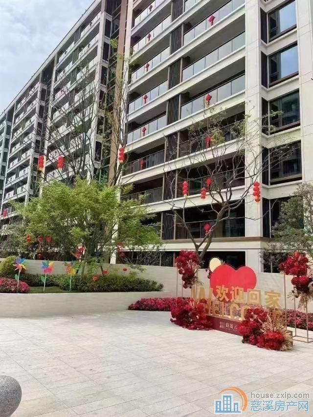 蔚蓝云图95平方车位满2年106万
