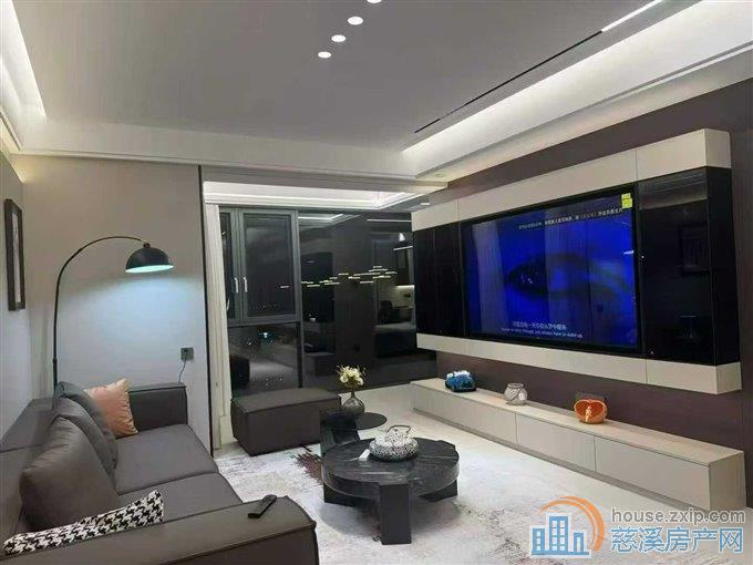 云逸里143平+双车位豪华装修直接钥匙在