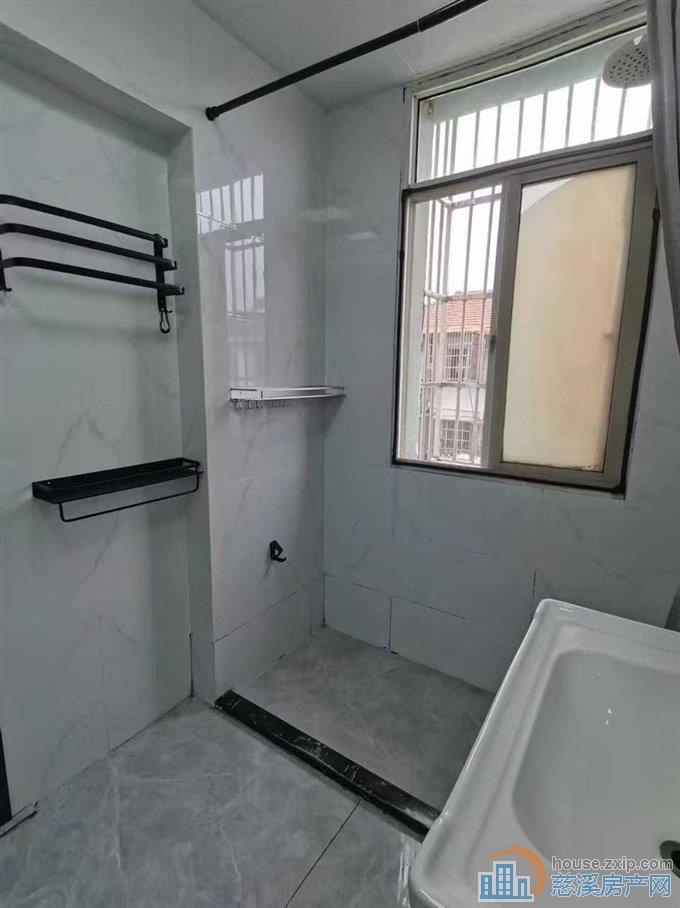 金山新村5楼带阁楼两室装修清爽直接房源