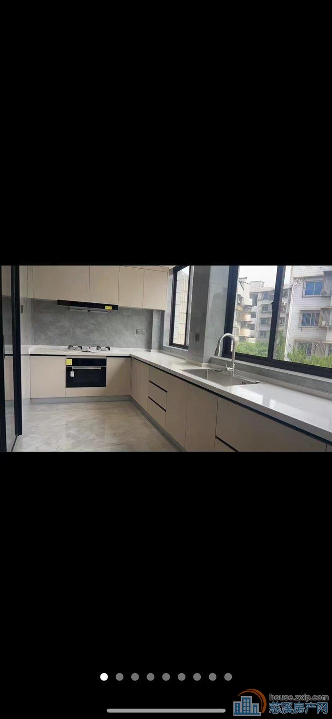 新城中心直地3楼139.8平储155万