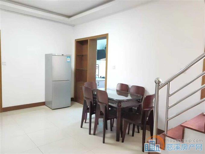 金山新村5楼带阁楼两室装修清爽直接房源