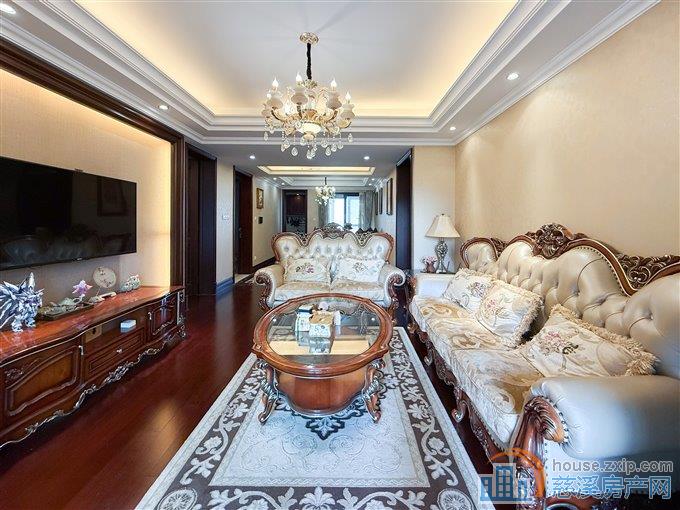 金地鸿悦 137平 215万