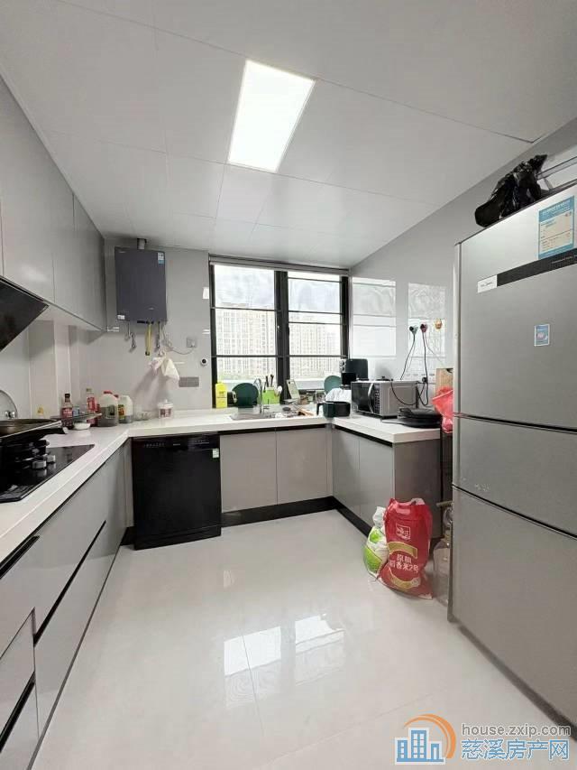 界牌新村精装车位杂物间送朝北露台