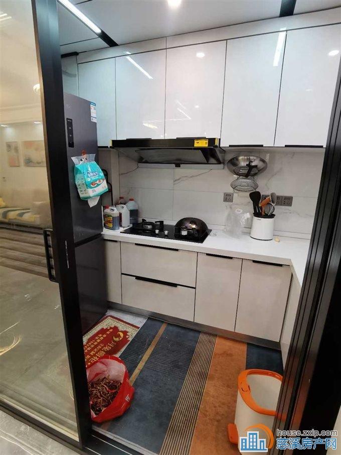 中海湖心半岛中间楼层101平三室218万