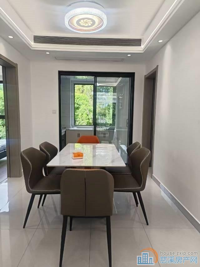 江南大院130平四室二卫全新精装带双车位