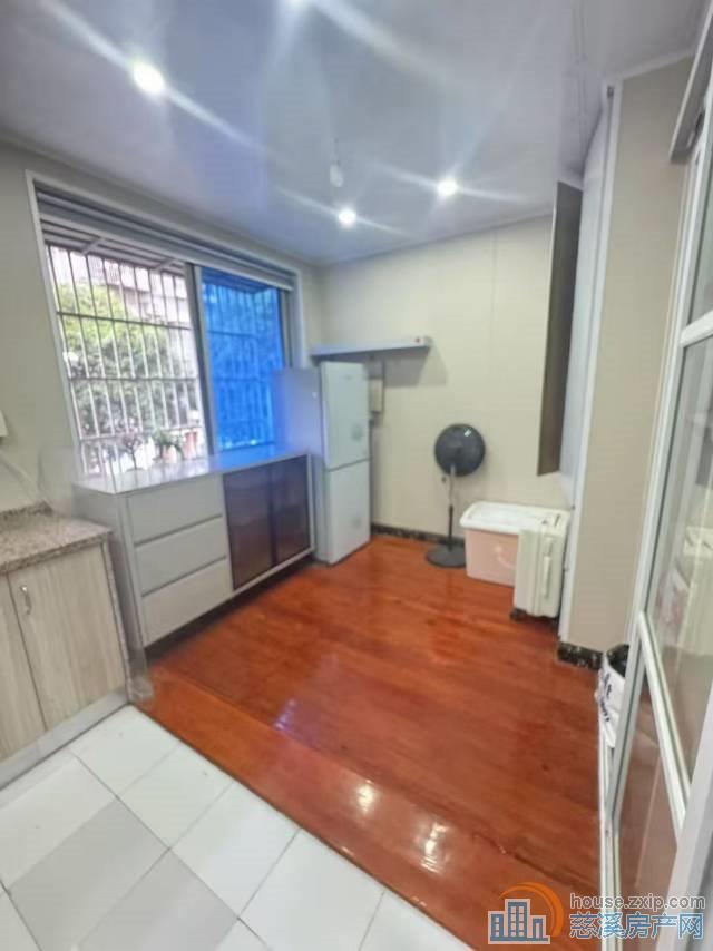 新城中心车库上面的1楼89平精装93万