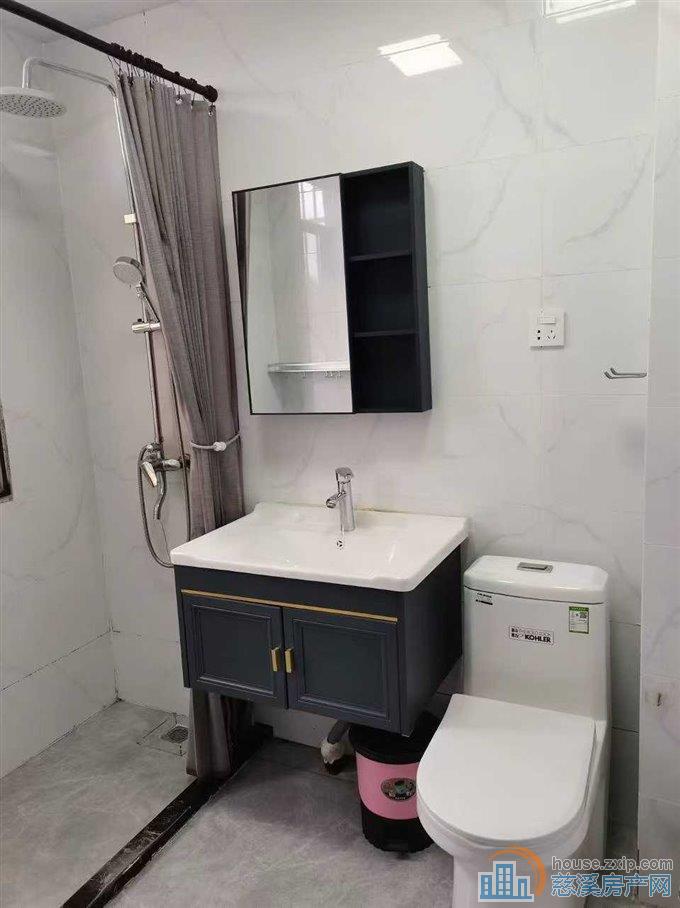 金山新村5楼带阁楼两室装修清爽直接房源