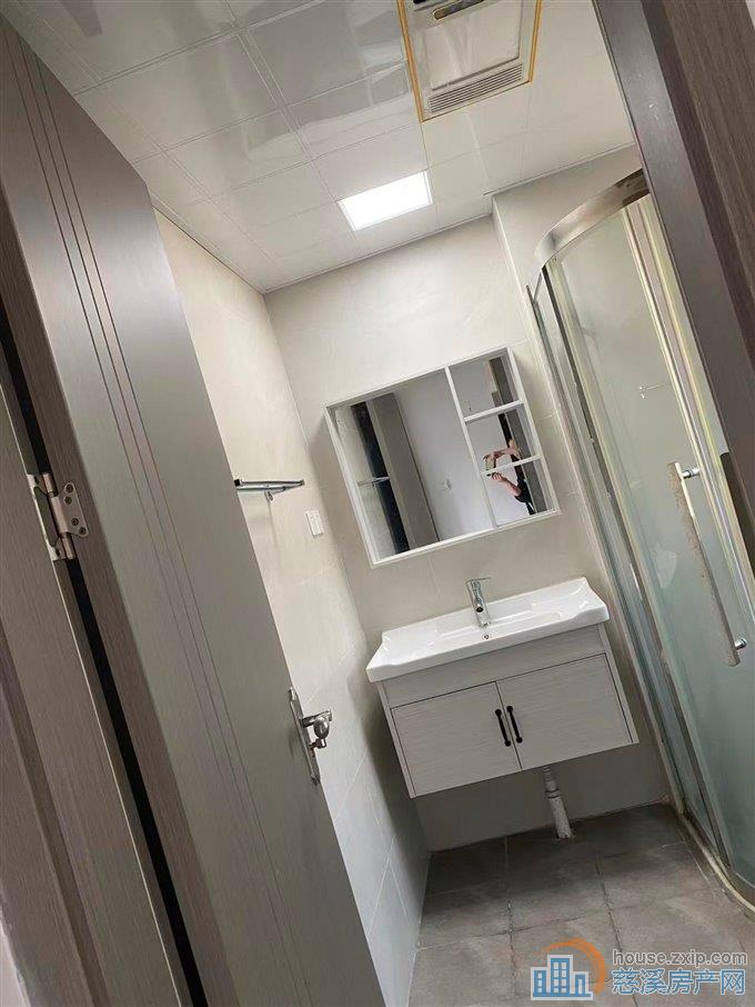 金仕华庭100平精装三室有车位3800元