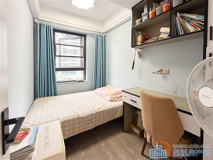 银杏小镇 洋房三室 115万 全新精装