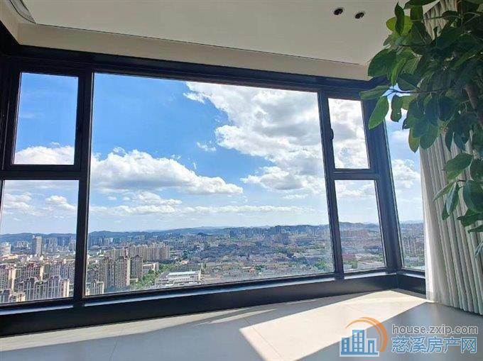 天誉华府111平方精装二年220万