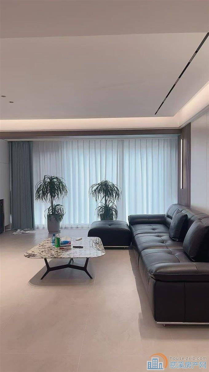 上东辰府143平全新精装