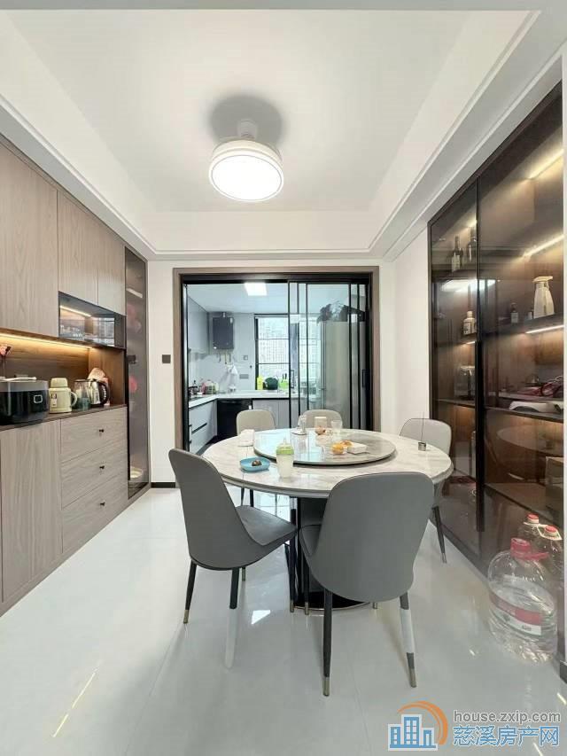 界牌新村精装车位杂物间送朝北露台