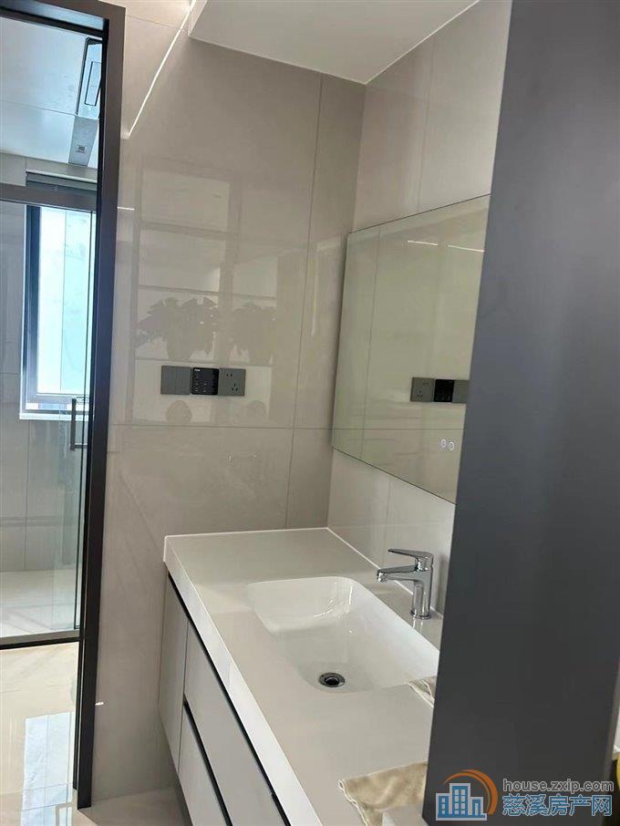 红星132平方精装修洋房四室2卫