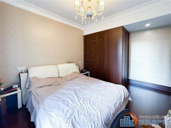 金地鸿悦 137平 215万