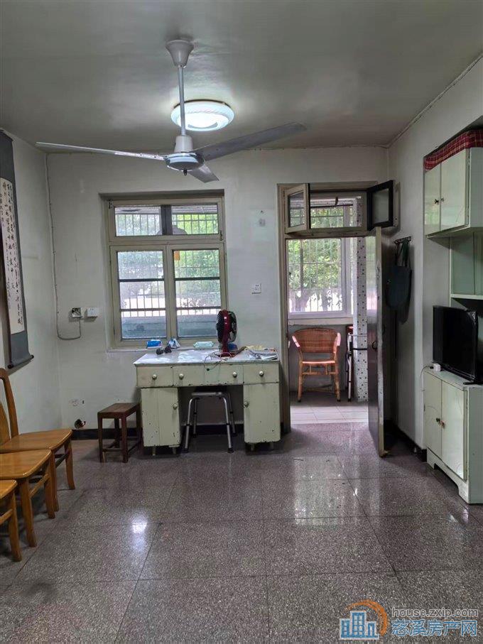 金山新村一楼有投资价格架空层可租800元